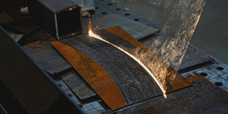 Laserreinigung entfernt Rost von einer Metalloberfläche mit Funkenflug