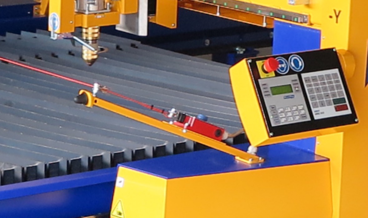 MasterCut X Plasmaschneidanlage mit Bedienpult und Schneidtisch