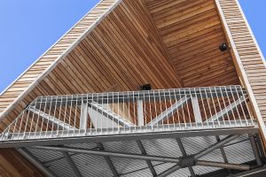 Metallgeländer an einem Balkon mit Holzverkleidung an der Decke