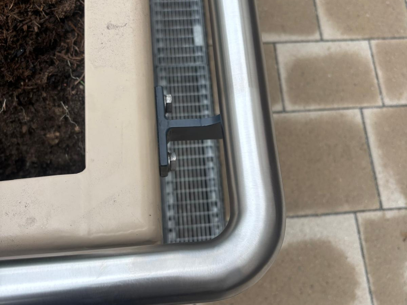 Detailaufnahme eines Edelstahlgriffs am Cortenstahl-Hochbeet