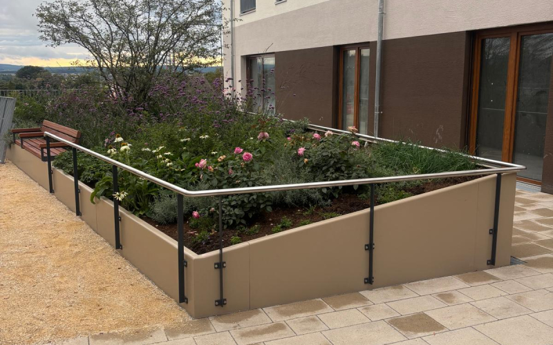 Bepflanztes Hochbeet aus Cortenstahl auf einer Terrasse