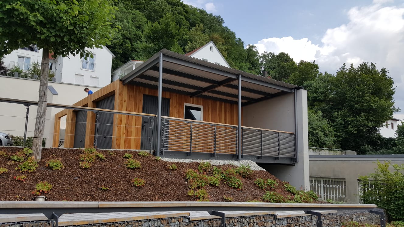 Gebäude mit Stahlüberdachung und Metallgeländer am Kulturhaus