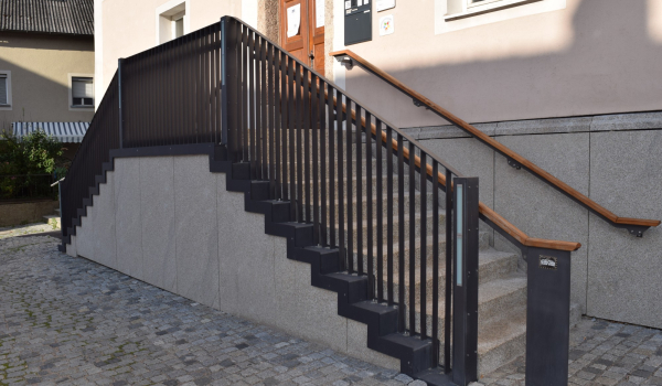 Außentreppe mit schwarzem Metallgeländer am Kulturhaus