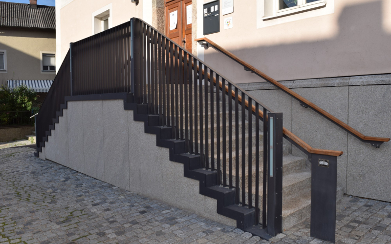 Außentreppe mit schwarzem Metallgeländer am Kulturhaus