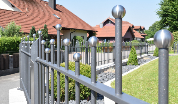 Metallzaun mit Edelstahlkugeln und geschwungenen Querstreben