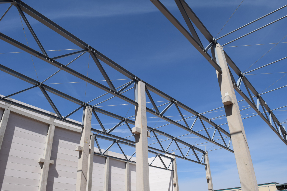 Fachwerkträger aus Stahl in einer Industriehalle