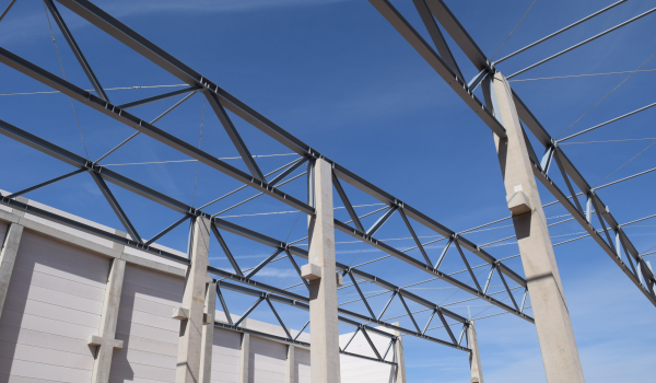 Fachwerkträger aus Stahl in einer Industriehalle