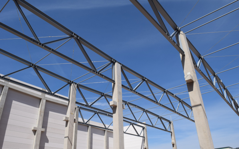 Fachwerkträger aus Stahl in einer Industriehalle