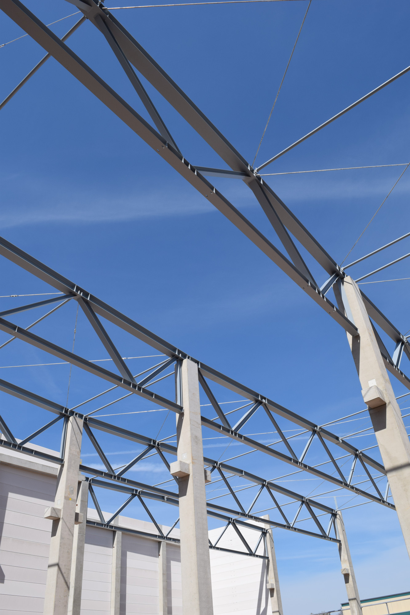 Gesamtansicht eines montierten Stahl-Fachwerkträgers in der Halle