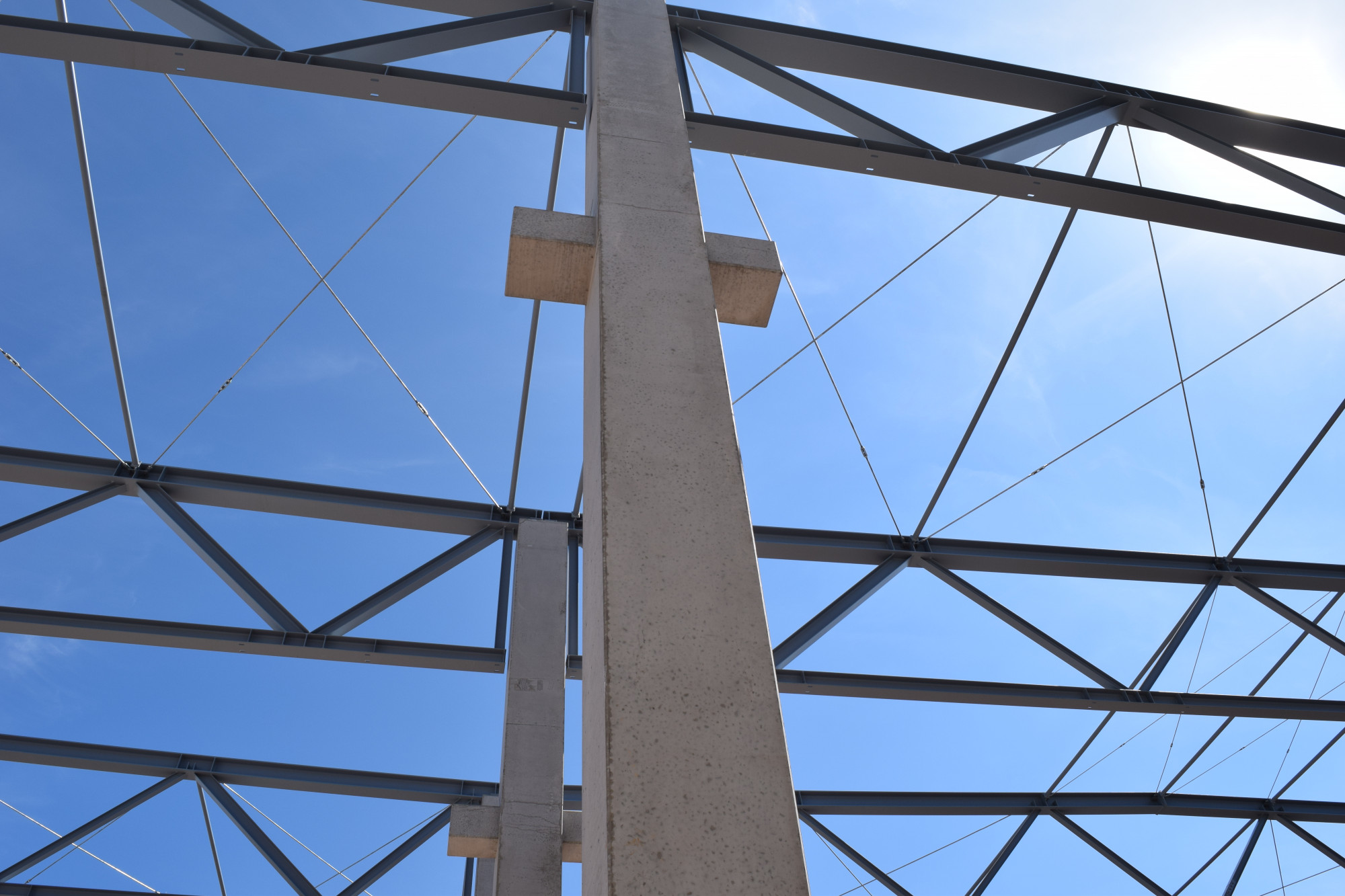 Detailansicht einer Stahlkonstruktion mit verschweißten Knotenblechen