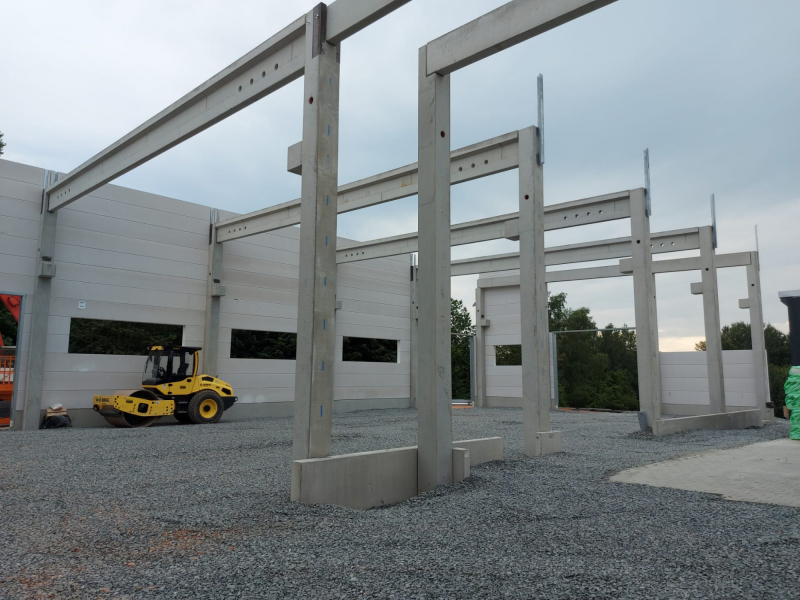 Betonfertigteil-Skelettbau der Werkhalle II mit Walzenzug