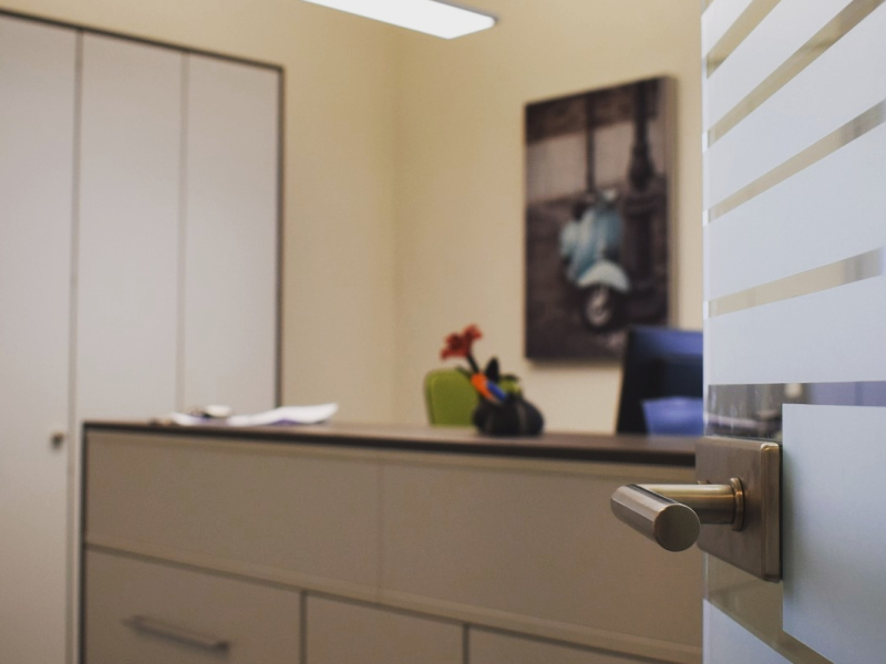 Blick in ein Büro mit Schreibtisch und Wandbild