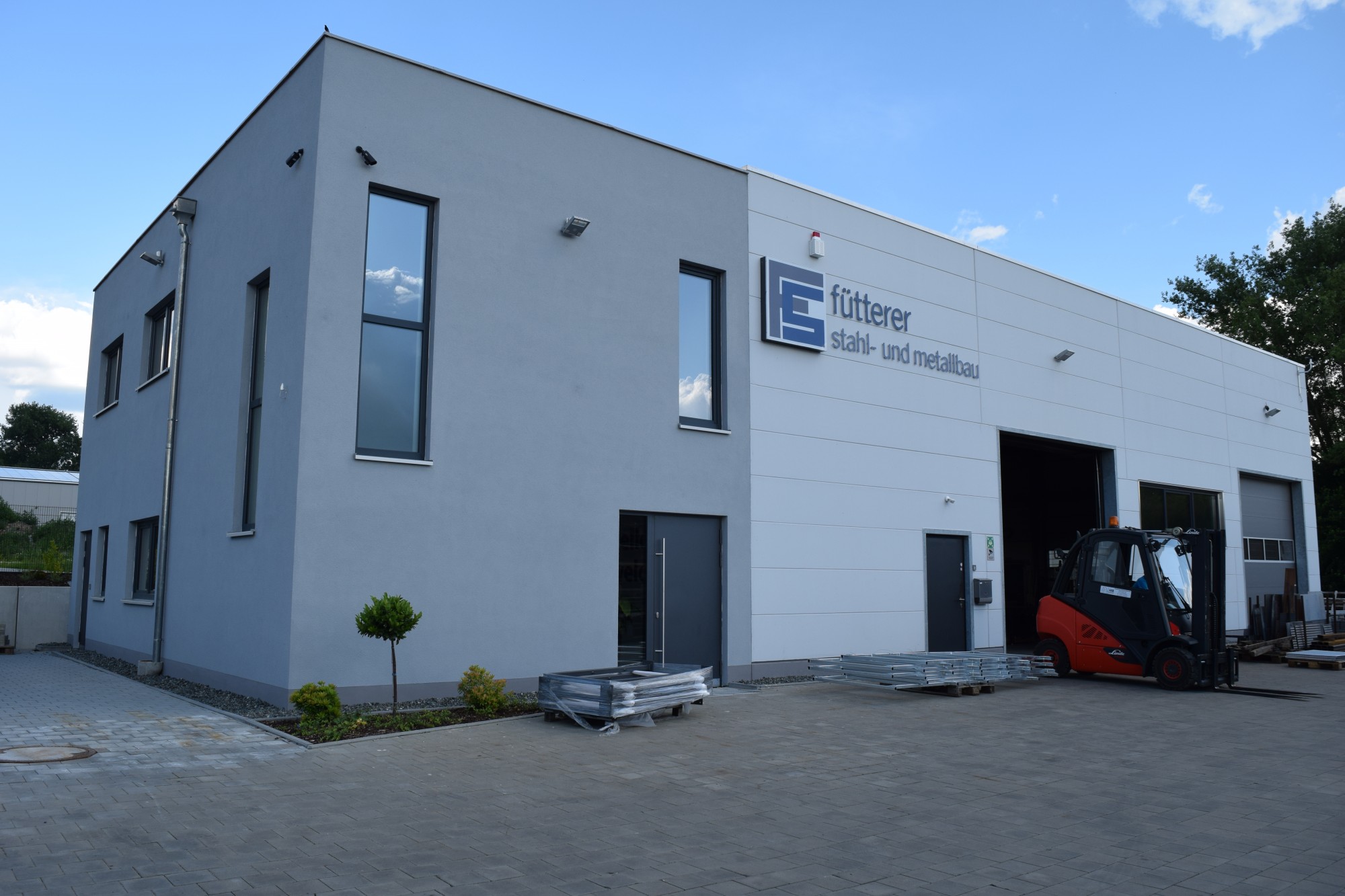 Firmengebäude fütterer stahl- und metallbau mit Büro und Werkhalle