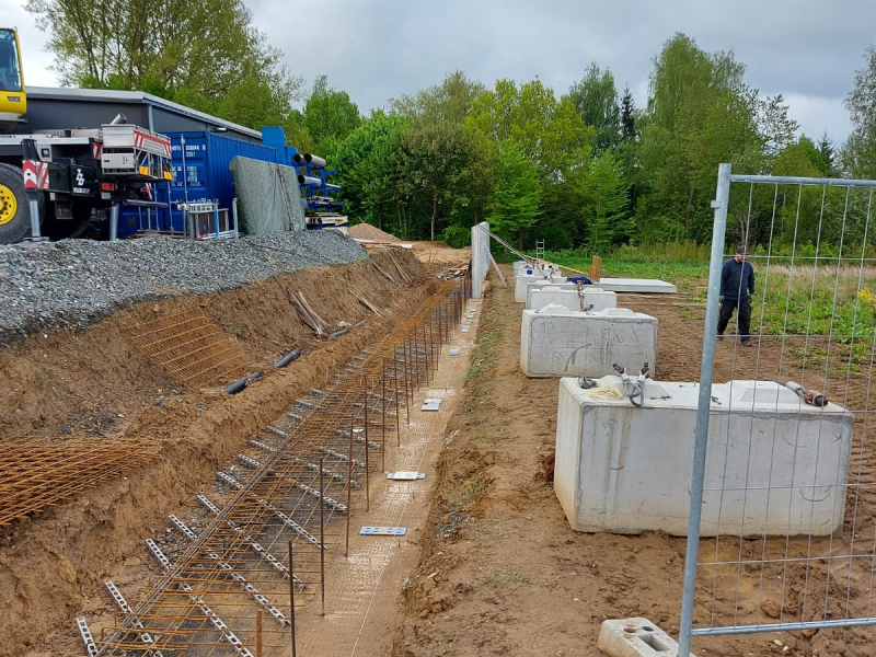 Fundamentarbeiten mit Bewehrungseisen für den Hallenbau