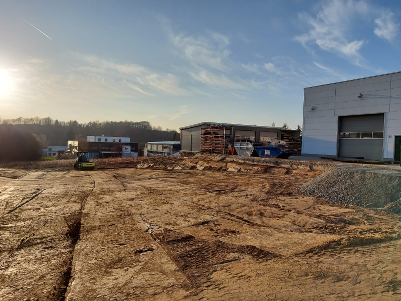 Baugrundstück für die Erweiterung neben der bestehenden Werkhalle