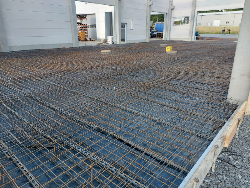 Bewehrungsgitter für die Bodenplatte in der neuen Werkhalle