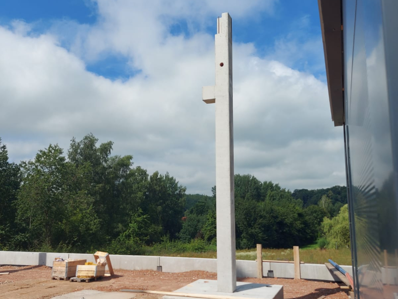 Aufgestellte Betonstütze auf der Baustelle der Werkhalle II